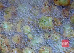 Illustration of how to make green radish meatballs 6