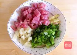 Illustration of how to stir-fry shrimps and rapeseed with colored peppers 3