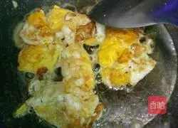 Illustration of how to make fried eggs with green pepper 3