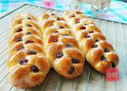 Illustration of how to make braided bread 17