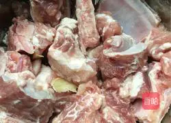 Illustration of how to make kimchi pork ribs pot 1