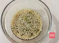 Illustration of how to make mung bean sprouts mixed with shredded chicken 4