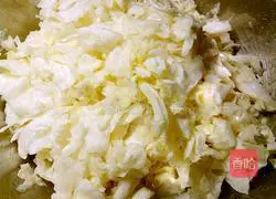 Illustration of how to make kohlrabi kimchi 4