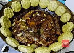 Illustration of how to cook large iron pot stickers and pancakes with small fish 5