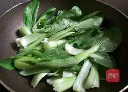 Illustration of how to make minced garlic and Shanghai greens 4