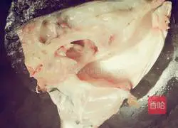 Illustration of how to make wolfberry, white fungus and fish head soup 3