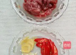 Illustration of how to make vinegar-based pork slices and okra 3