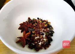 Illustration of how to make spicy oil 2