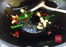 Illustration of how to make vegetables in dry pot 6