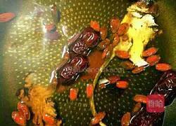 Illustration of how to make drunken shrimps with red dates 1