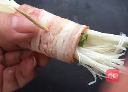 Illustration of how to make fried bacon and enoki mushroom rolls 4