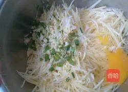 Illustration of how to make fried potato shredded pancakes 2