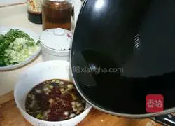 Illustration of how to make spicy and sour noodles 4