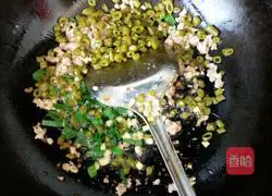 Sour Bean Minced Pork Illustration of making braised noodles 5