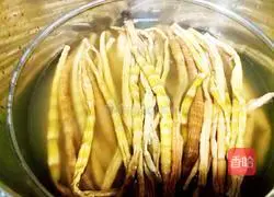Illustration of how to cook duck with smoked bamboo shoots 1