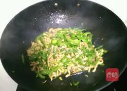 Illustration of how to stir-fry shredded pork with green pepper 12