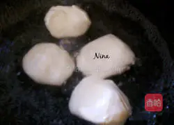 Illustration of how to make Hakka rice dumplings 5