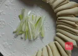 Illustration of how to make shredded pork with Beijing sauce 4