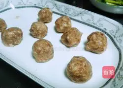 Illustration of how to make sour radish, kimchi and meatball soup 2