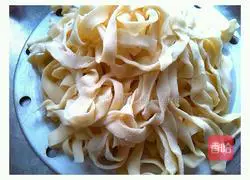 Illustration of how to make Shaanxi fried noodles 1