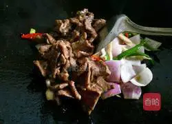 Illustration of how to make stir-fried beef slices 11