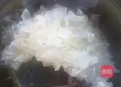 Illustration of how to make papaya, red dates, wolfberry, tremella and rock sugar water 3