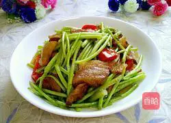 Illustration of how to make fried bacon with mud and mugwort 14