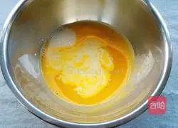 Illustration of how to make eight-inch hollow chiffon cake 4