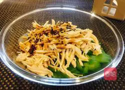 Illustration of how to make cold shredded chicken 9