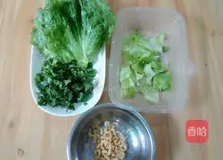 Illustration of how to make shrimp vermicelli wrapped in lettuce 4