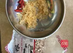 Illustration of how to make Gorgon, Wolfberry and Tremella Soup 1