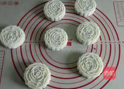 Illustration of how to make yam and purple sweet potato cake 17