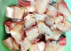 Illustration of how to make spicy fish cubes 2