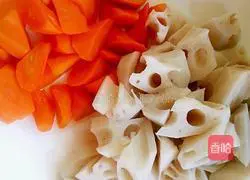Illustration of how to make sweet and sour lotus root cubes 4