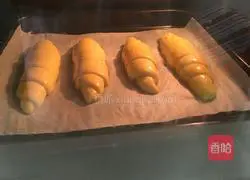 Illustration of how to make butter rolls 8