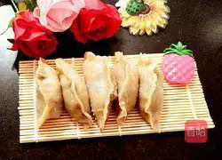 Illustration of making black oval noodles dumplings 13