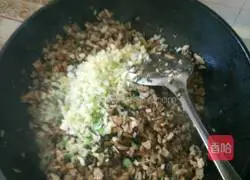 Illustration of how to make steamed buns with pork and vegetables 10