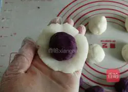 Illustration of how to make yam and purple sweet potato cake 12