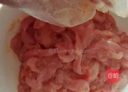 Illustration of how to make shredded pork with Beijing sauce 1