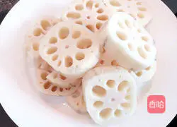 Illustration of how to make lotus root bone soup in earthen pot 6