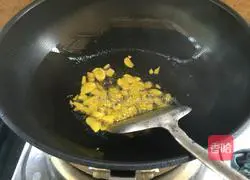 Illustration of how to stir-fry bacon with green pepper 3