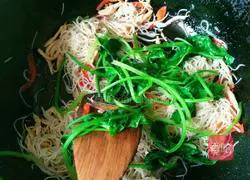 Illustration of how to fry rice noodles with oil-consuming shredded chicken 6