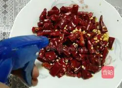 Illustration of how to make stir-fried spicy chicken 3