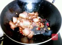 Illustration of how to stir-fry bacon with tempeh 5