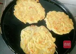 Illustration of how to make egg and potato shredded cake 5