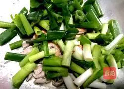 Illustration of how to make shredded pork with green onions 6