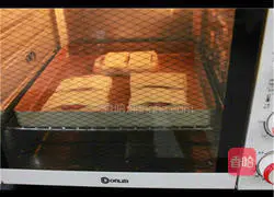 Illustration of how to make bread slice pizza 7