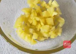 Illustration of how to make pineapple pizza 3