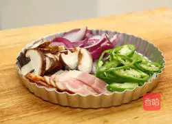 Illustration of how to make mushroom and bacon pizza 1