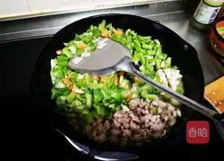 Illustration of how to make braised noodles with pork and green pepper 4